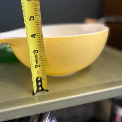Vintage yellow Pyrex bowl
