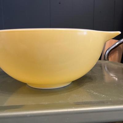 Vintage yellow Pyrex bowl