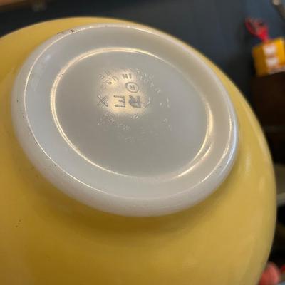 Vintage yellow Pyrex bowl