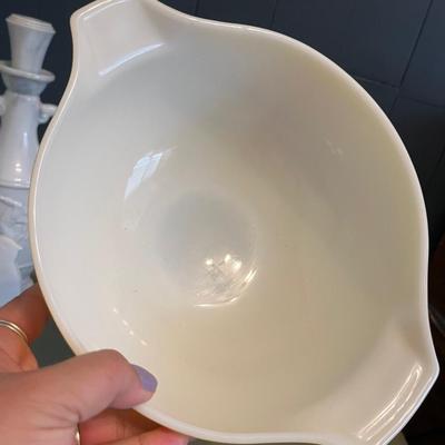 Vintage yellow Pyrex bowl