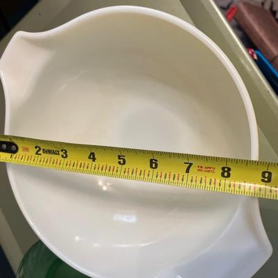 Vintage yellow Pyrex bowl