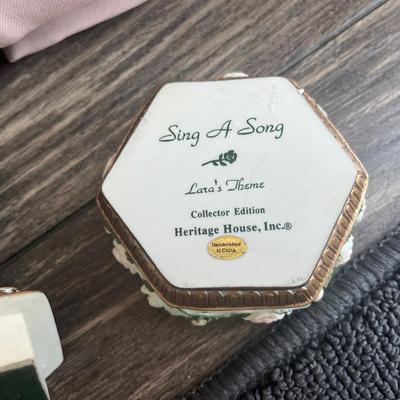 Lauraâ€™s them music box