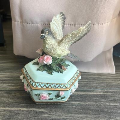 Lauraâ€™s them music box