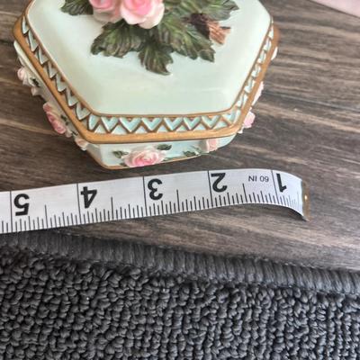 Lauraâ€™s them music box