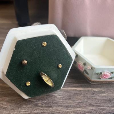 Lauraâ€™s them music box