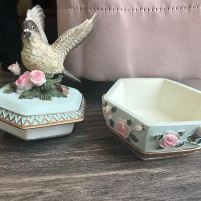 Lauraâ€™s them music box