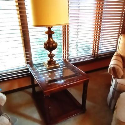 LOT 6 TWO TIER GLASS TOP END TABLE AND LAMP WITH SHADE