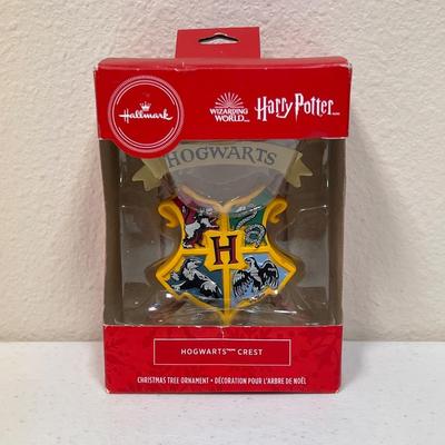 HALLMARK ~ Wizarding World ~ Harry Potter ~ Hogwarts Crest Ornament