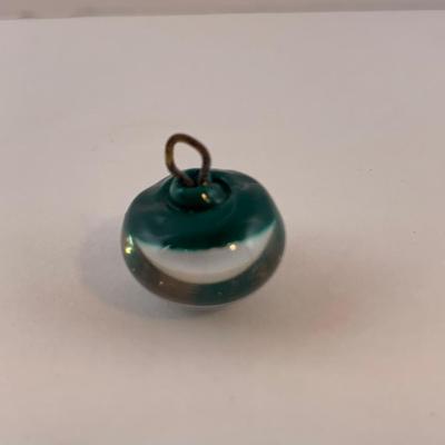 Lot 83 Glass button