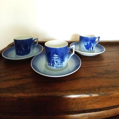 LOT 110 ROYAL COPPEN HAGGEN CHRISTMAS TEACUPS & SAUCERS