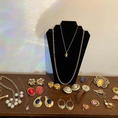 22 piece gold tone and metal vintage jewelry lot