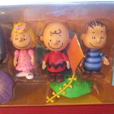 The Peanuts â€œGood Ol' Charlie Brownâ€ Figure Collection Sally Charlie Brown Linus