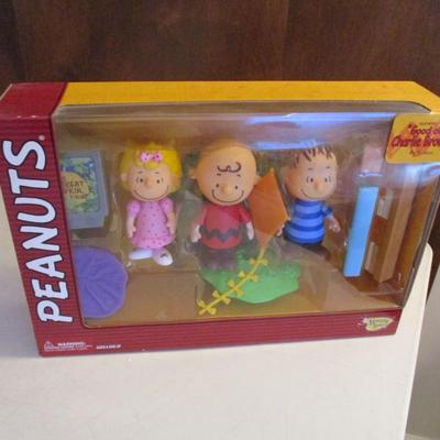The Peanuts â€œGood Ol' Charlie Brownâ€ Figure Collection Sally Charlie Brown Linus