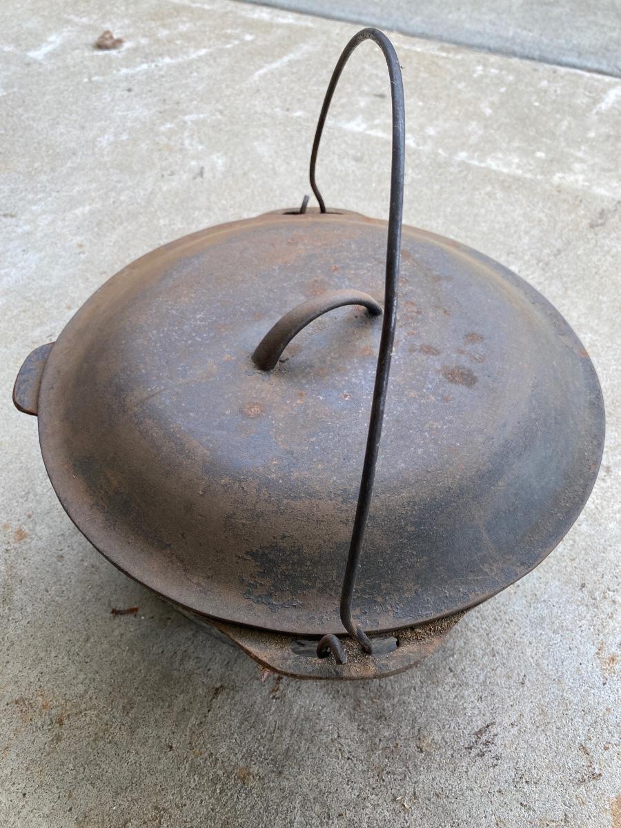 Cast Iron Dutch Oven | EstateSales.org