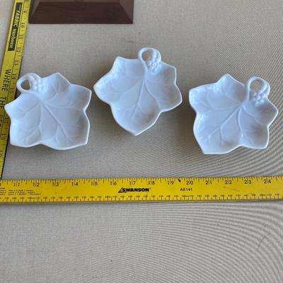 Set of three leaf dishes