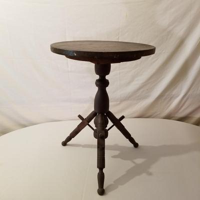 Tri-Leg Round Oak Table   (LR-JS)