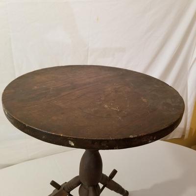 Tri-Leg Round Oak Table   (LR-JS)