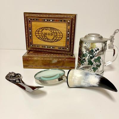 LOT 250  GROUP OF MENS ACCESSORIES INLAY WOOD BOXES STEIN HORN HANDLE MAGNIFIER LIONS HEAD SHOE HORN