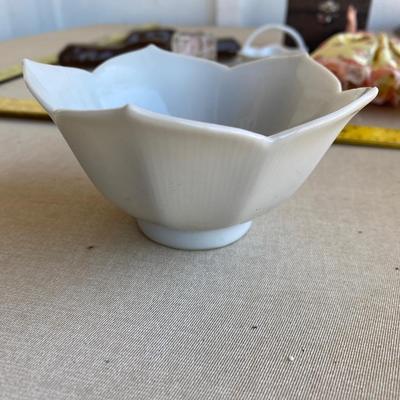 Assorted decorative items