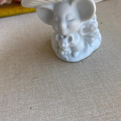 Assorted decorative items