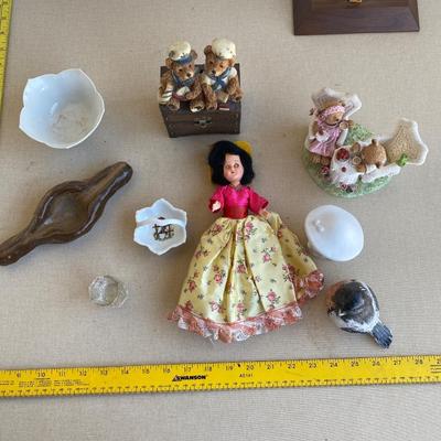 Assorted decorative items