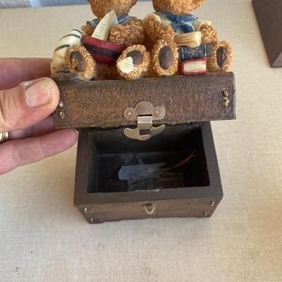 Assorted decorative items