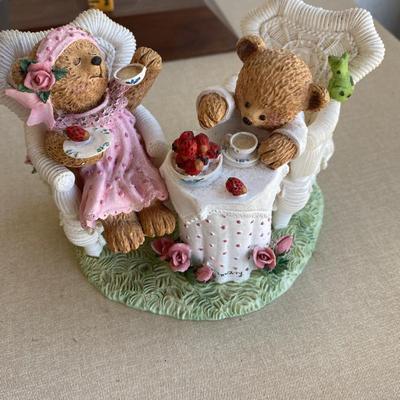 Assorted decorative items