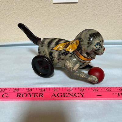 Tin cat pull toy