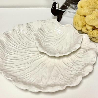 LOT 264  SEA SHELL WHITE CERAMIC CHIP & DIP CLEAR GLASS SHELL SERVE WARE FRENCH ARCOROC SPONGE