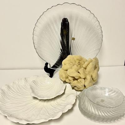 LOT 264  SEA SHELL WHITE CERAMIC CHIP & DIP CLEAR GLASS SHELL SERVE WARE FRENCH ARCOROC SPONGE