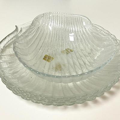 LOT 264  SEA SHELL WHITE CERAMIC CHIP & DIP CLEAR GLASS SHELL SERVE WARE FRENCH ARCOROC SPONGE