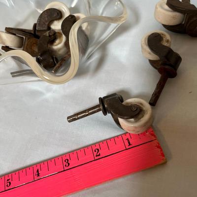 Bowl of Porcelain wheel castors