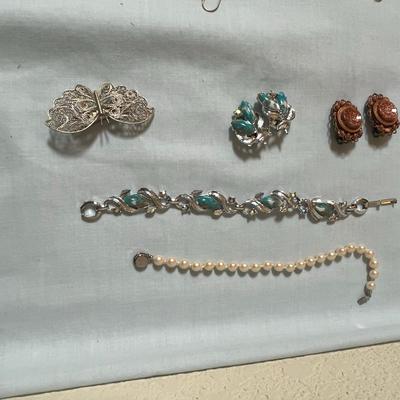 Lot Costume jewelry.