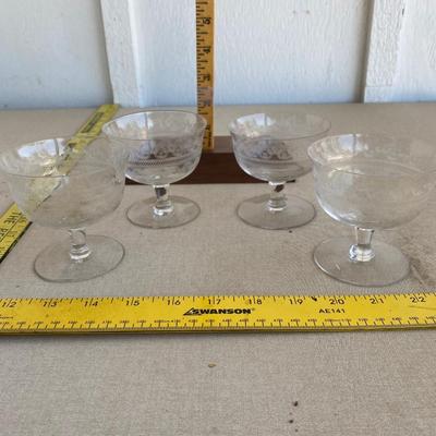 4 glass desert cups