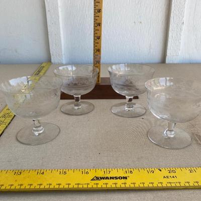 4 glass desert cups