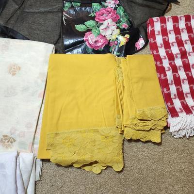 Lot Vintage Aprons Table Cloths  Linens