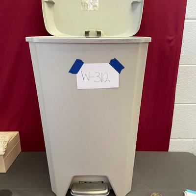 Lidded trash can