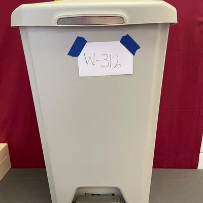 Lidded trash can