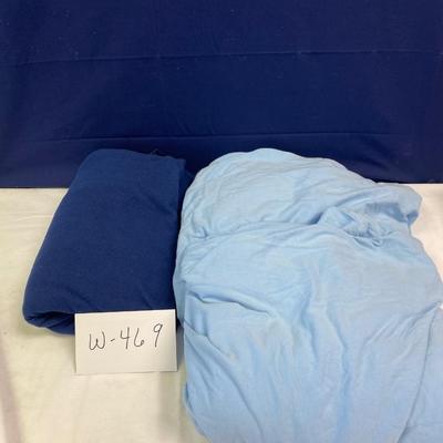 2 Fitted Twin Sheets and Small Blanket