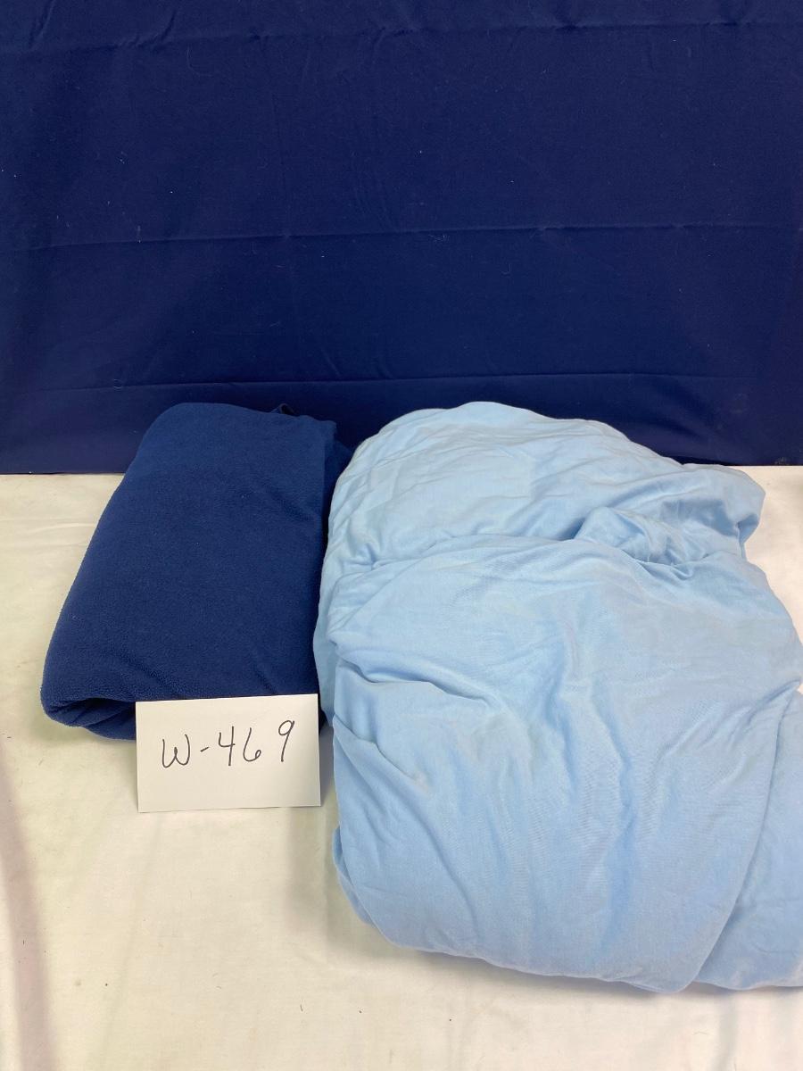 2 Fitted Twin Sheets and Small Blanket