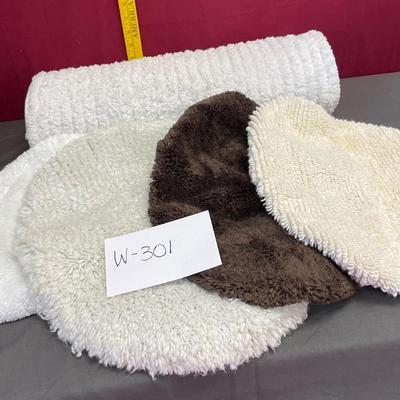 4 toilet covers and bath rug