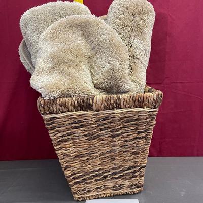 Trash can/2 rugs and toilet cover