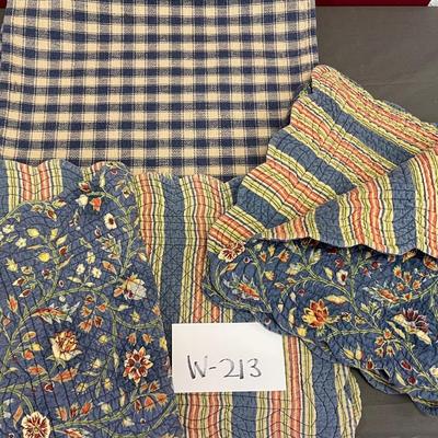 4 checked placemats/4 reversible tablerunner