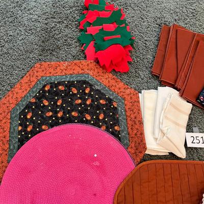 Lot of place mats & napkins