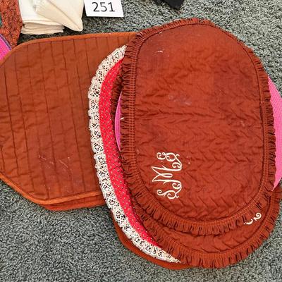 Lot of place mats & napkins