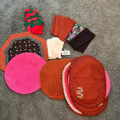 Lot of place mats & napkins