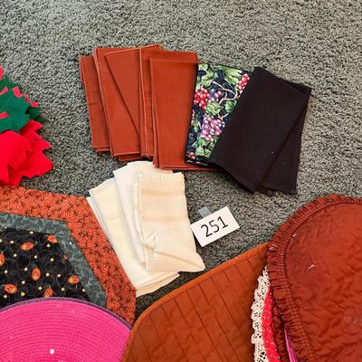 Lot of place mats & napkins