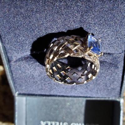 CORNFLOWER BLUE SAPPHIRE RING IN 14 K GOLD