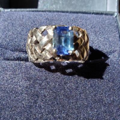 CORNFLOWER BLUE SAPPHIRE RING IN 14 K GOLD