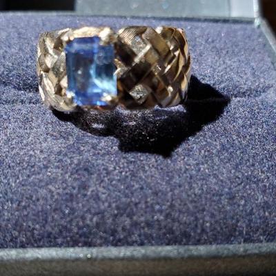 CORNFLOWER BLUE SAPPHIRE RING IN 14 K GOLD